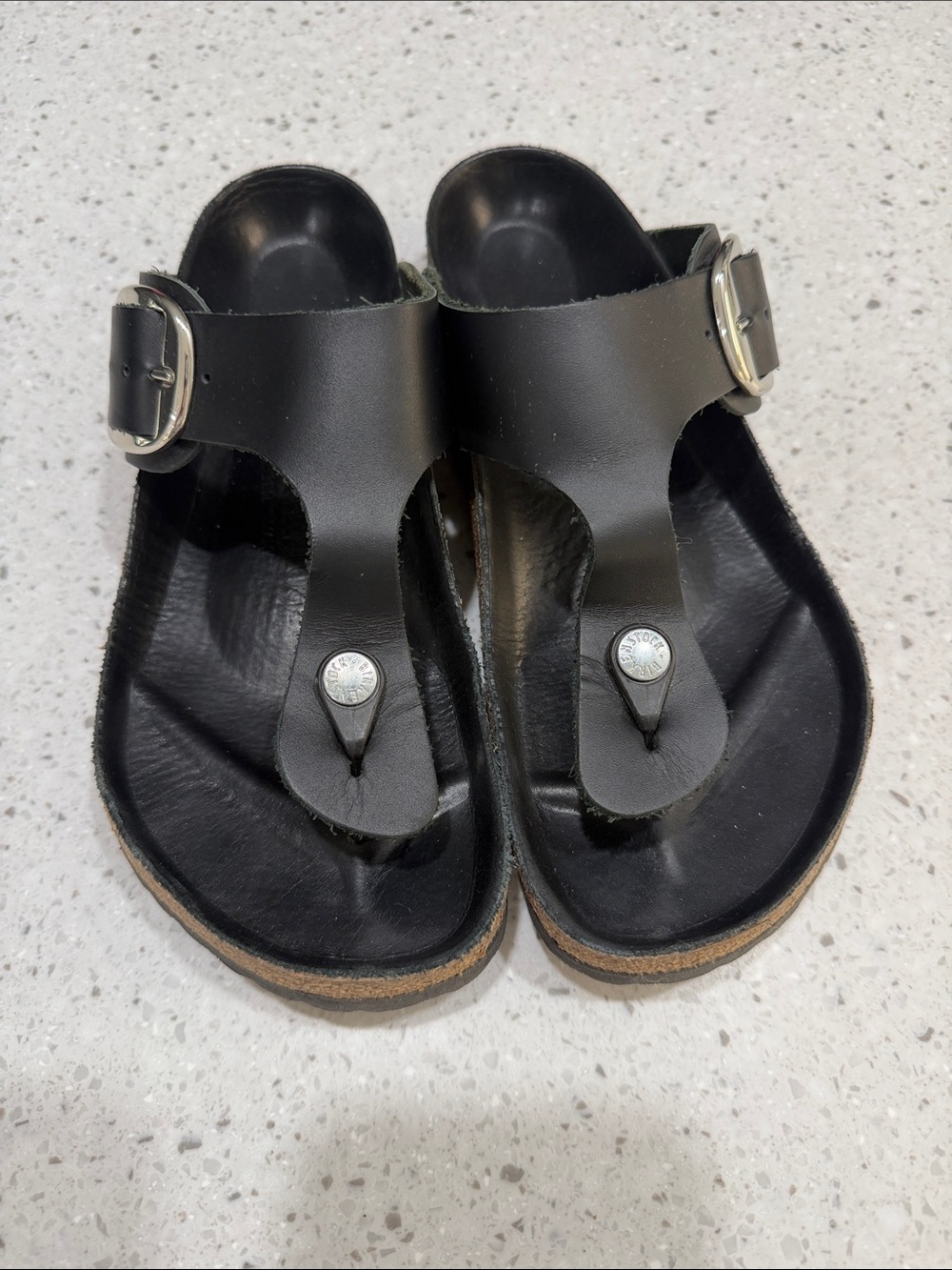 Big Buckle Gizeh Black Leather Sandals